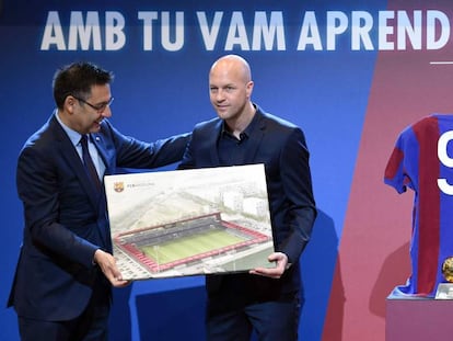 Josep Maria Bartomeu y Jordi Cruyff, en el acto de homenaje al exentrenador del Barcelona. 