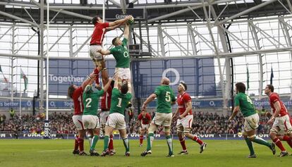 Gales gana a Irlanda en su campo