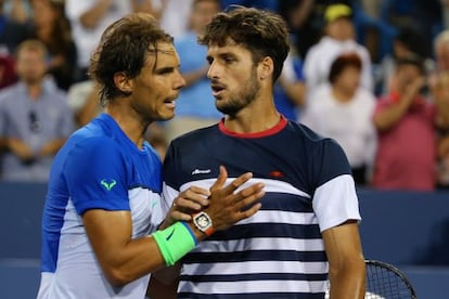 Rafa Nadal felicita a Feliciano L&oacute;pez tras caer eliminado en Cincinnati.