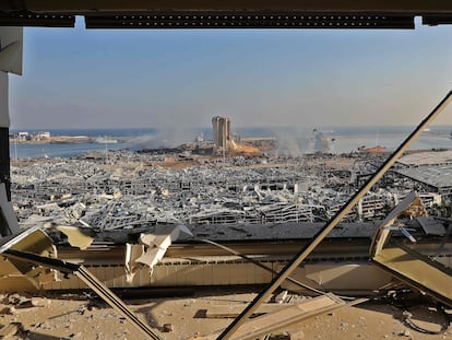 Imagen del puerto de Beirut tras la explosión, este miércoles.