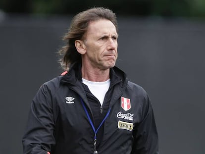 Ricardo Gareca dirige un entrenamiento de Per&uacute;.