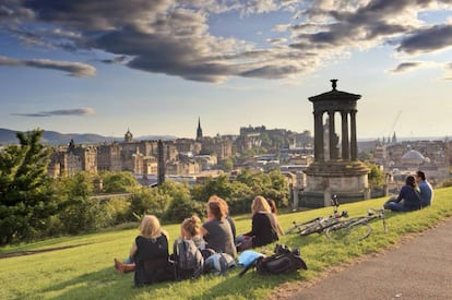 Monumento a Dugald Stewart, completado en 1831, en la ladera de Calton Hill, desde donde se contempla el centro de Edimburgo y su castillo.