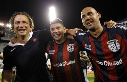 Juan Antonio Pizzi, Nestor Ortigoza y Juan Mercier celebran el titulo