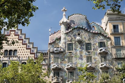 Parte superior de la fachada principal de la Casa Batlló, obra de Antoni Gaudí (1906).