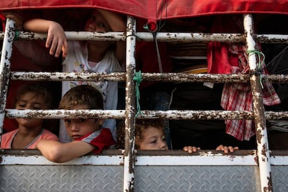 Niños hondureños, el pasado viernes en Pijijiapan, al sur de México, en la caravana de migrantes que avanza hacia Estados Unidos.