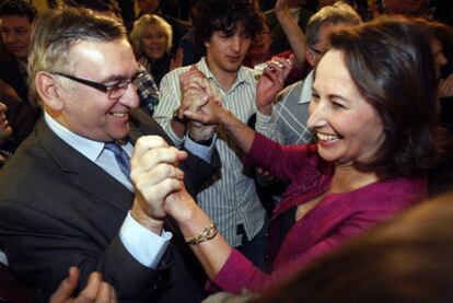 La socialista Ségolène Royal, presidenta de la región de Poitou-Charentes, saluda a sus partidarios en Poitiers.