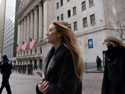 Personas caminando hacia Wall Street