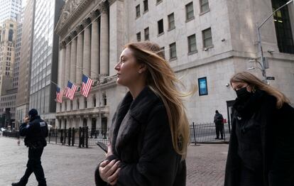 Personas caminando hacia Wall Street