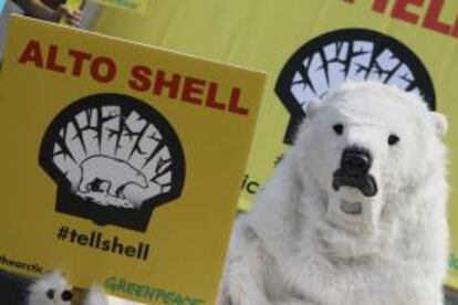 Un activista de la ONG ambientalista Greenpeace protesta disfrazado de oso polar el pasado 17 de junio, frente a las oficinas de la petrolera holandesa Shell en sus oficinas de Ciudad de México (México). EFE/Archivo