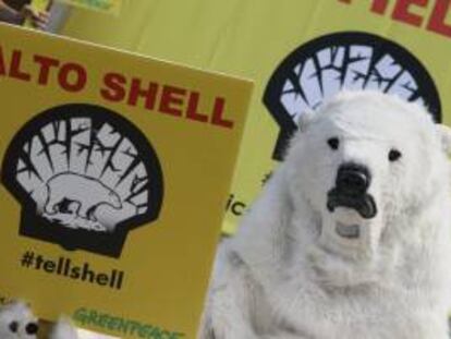 Un activista de la ONG ambientalista Greenpeace protesta disfrazado de oso polar el pasado 17 de junio, frente a las oficinas de la petrolera holandesa Shell en sus oficinas de Ciudad de México (México). EFE/Archivo
