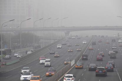 La niebla tóxica cubre las carreteras de Pekín (China).