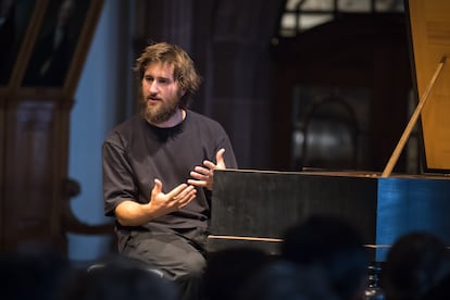 O cravista Jean Rondeau se dirige ao público antes de tocar um arranjo para cravo da Ciaccona de Bach para violino solo.