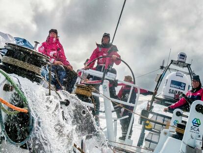 La tripulante Carolijn Brouwer "Gyro", al timón del barco del equipo SCA, enfrenta las olas. Océano Índico, 22 de noviembre de 2014.