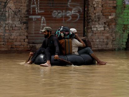 Un voluntario ayuda a evacuar a un afectado por la riada en Charsadda, en la provincia paquistaní de Khyber Pakhtunkhwa.