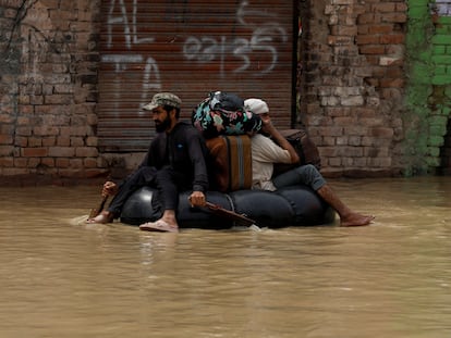 Un voluntario ayuda a evacuar a un afectado por la riada en Charsadda, en la provincia paquistaní de Khyber Pakhtunkhwa.