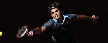 Federer devuelve la bola durante la final del Abierto de Madrid contra Nadal, donde el suizo se impuso al español por 6-4, 6-4.