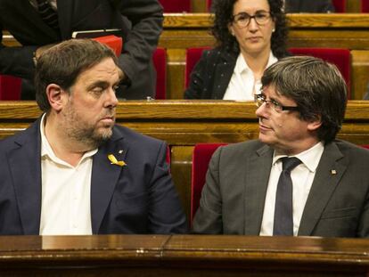 Oriol Junqueras (esq.) i Carles Puigdemont al Parlament, el 2017.