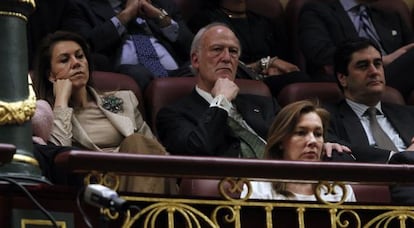 Elvira Fernández y Dolores de Cospedal siguen el debate en la tribuna de invitados.