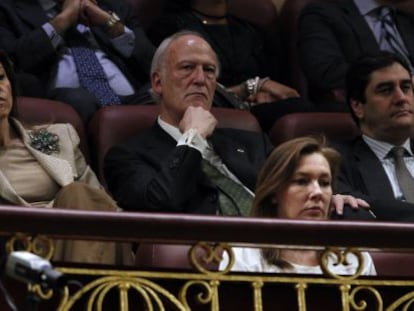 Elvira Fern&aacute;ndez y Dolores de Cospedal siguen el debate en la tribuna de invitados.