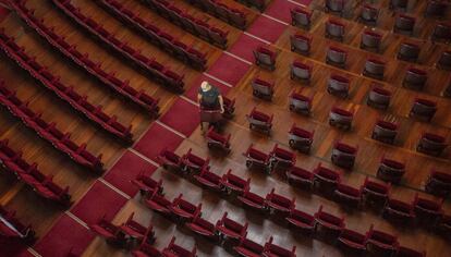 Preparativos en el teatro Victoria Eugenia de San Sebastián para la reducción del aforo antes de su reapertura en junio de 2020 tras el confinamiento.