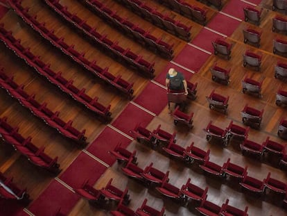 Preparativos en el teatro Victoria Eugenia de San Sebastián para la reducción del aforo antes de su reapertura en junio de 2020 tras el confinamiento.