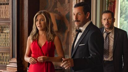 Jennifer Aniston y Adam Sandler en la película 'Criminales en el mar' de Netflix.