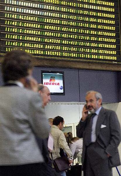 Un panel de informacion del aeropuerto de Barajas indicaba ayer retraso en todos los vuelos.