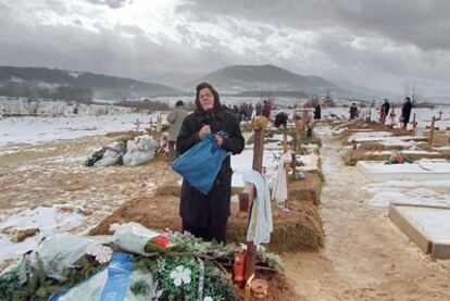 Melica Saric llora en la tumba de su hijo, caído en Sarajevo, en 1995.