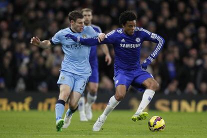 Rémy protege el balón ante Milner