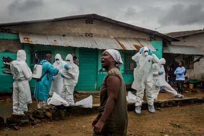 Daniel Berehulak, com uma reportagem publicada no 'The New York Times', venceu as categorias Reportagem Internacional e Fotorreportagem por sua cobertura do letal surto de ebola na África Ocidental. Na imagem, uma mulher chora a morte de um familiar vitimado pela doença, enquanto membros da Cruz Vermelha se preparam para levar o cadáver, no bairro de Rock Spring Valley, no centro de Monróvia (Libéria), em 18 de setembro de 2014.