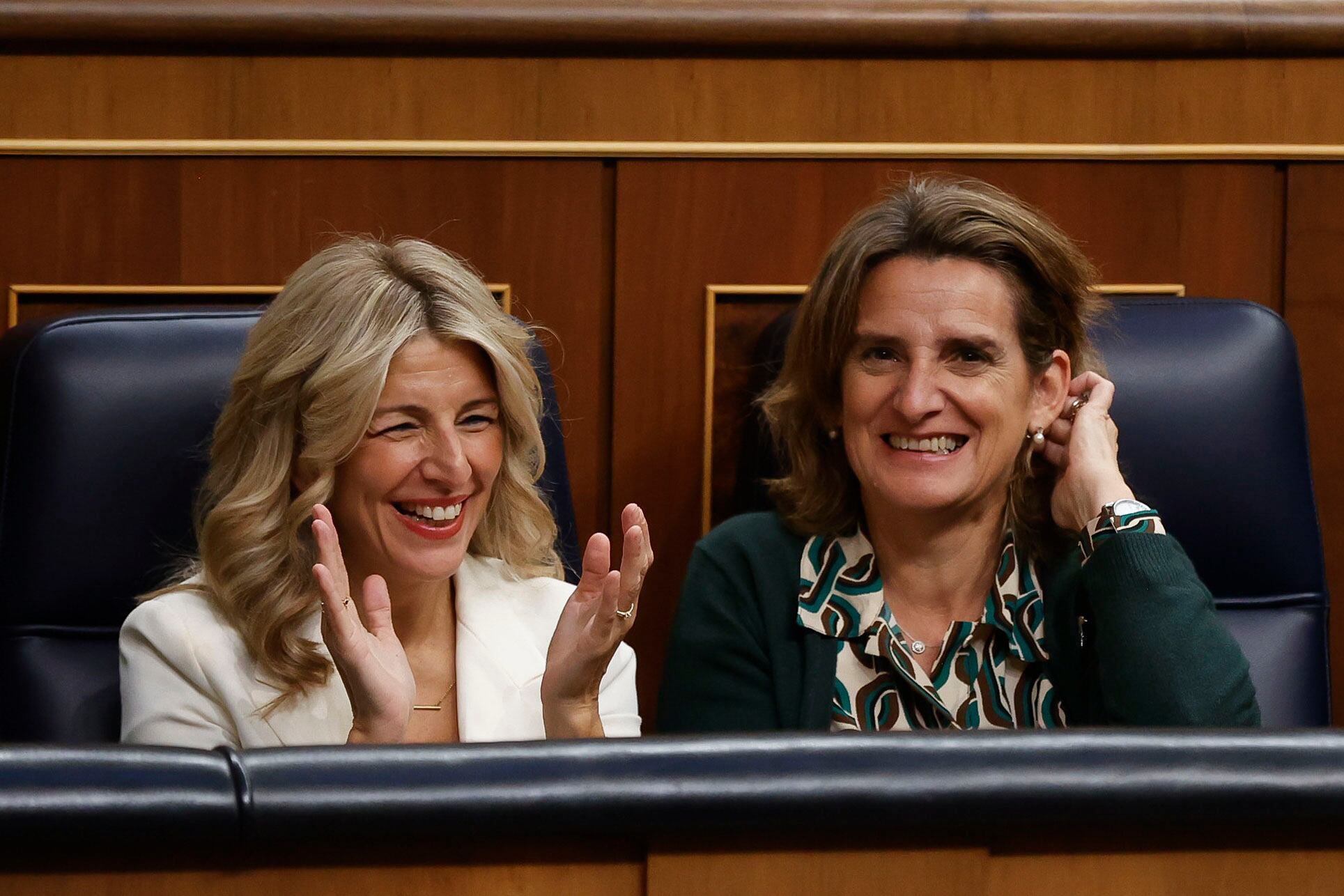 La líder de Sumar, Yolanda Díaz, aplaude en su escaño durante el discurso de investidura de Pedro Sánchez. 