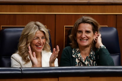 La líder de Sumar, Yolanda Díaz, aplaude en su escaño durante el discurso de investidura de Pedro Sánchez. 