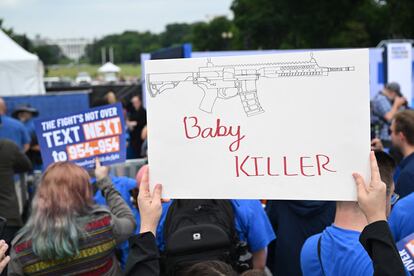 Una persona sostiene una pancarta durante la Marcha por Nuestras Vidas en contra la violencia armada, en el National Mall en Washington.