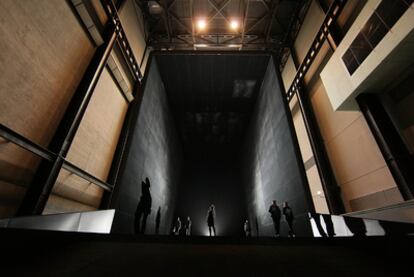Instalación 'How It Is', de Miroslaw Balka, en la sala de turbinas de la galería Tate Modern de Londres ( Reino Unido)