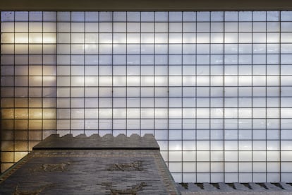 Numerosos cristales del techo luminoso -aquí sobre la puerta de Ishtar- están defectuosos o muy sucios. Esto perjudica la iluminación natural de los objetos expuestos. Unas redes impiden que se caigan los cristales desprendidos.