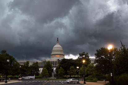 El Capitolio en Washington, inmediatamente antes de que comenzara la fuerte tormenta de este lunes en la costa este de Estados Unidos