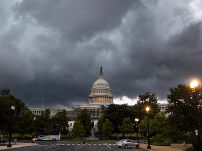 El Capitolio en Washington, inmediatamente antes de que comenzara la fuerte tormenta de este lunes en la costa este de Estados Unidos