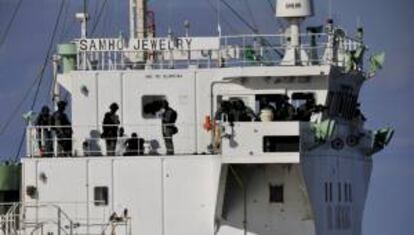 Miembros de las fuerzas especiales surcoreanas a bordo de un carguero que había sido secuestrado en el Océano Índico. EFE/Archivo