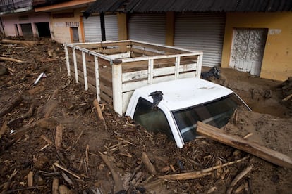 Una camioneta sepultada por el lodo en El Paraíso (Guerrero).