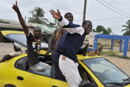 Un grupo de jóvenes marfileños celebran el arresto de Laurent Gbagbo