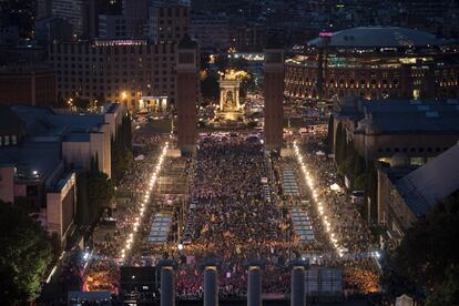 Partidarios de la independencia se reúnen alrededor de la fuente de Montjuic de Barcelona.  