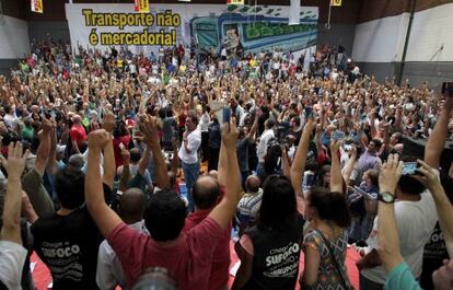 Metroviários de São Paulo votam pela continuidade da greve durante assembleia do sindicato.