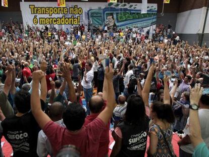 Metroviários de São Paulo votam pela continuidade da greve durante assembleia do sindicato.