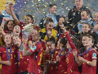 Jennifer Hermoso sostiene sonriente el trofeo con sus compañeras celebrando la victoria en la final de la Nations League.