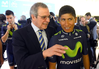 César Alierta, junto al ciclista colombiano Nairo Quintana, durante la presentación de equipo ciclista Movistar en Madrid, el 9 de enero de 2015. 