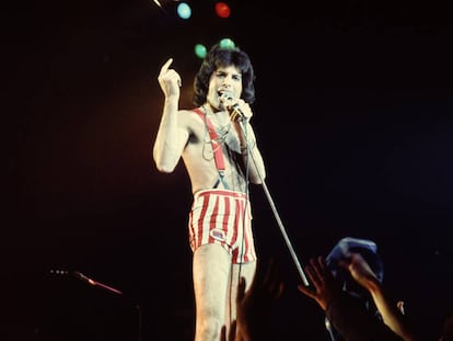 Freddie Mercury en su primera etapa, cuando llevaba melena y no tenía bigote. Fue en un concierto en Las Vegas en 1978.
