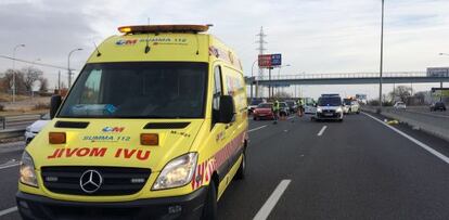 Sanitarios y Guardia civil, en el lugar del suceso.