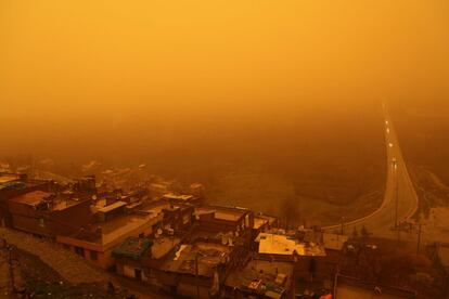 Vista general de la ciudad de Diyarbakir (Turquía) durante una tormenta de arena.