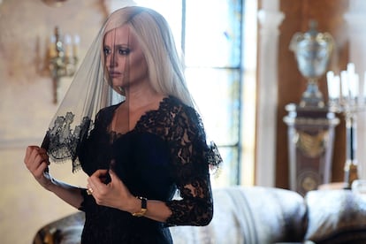 Los looks de Donatella Versace

Penélope Cruz renunció a su inseparable melena oscura y tiró de bronceador para dar vida a la hermana del diseñador Gianni Versace en la temporada de American Crime Story que versó sobre el trágico asesinato de este. En la ficción incluso llega a vestir el vestido bondage con corsé y cintas de cuero rodeando su cuello que Donatella lució en una fiesta tras la gala Met de 1993 y que han replicado hasta la extenuación celebrities como Kim Kardashian.