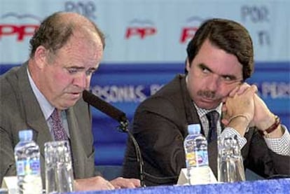 El presidente del Gobierno, José María Aznar, comenzó el día participando, junto al presidente de la ONCE, José María Arroyo, en un acto con discapacitados celebrado en la sede de la Fundación ONCE en Madrid.